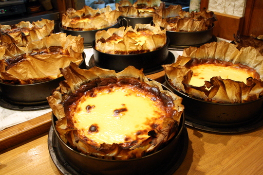 Torta di formaggio spagnola in un bar pintxos a San Sebastián