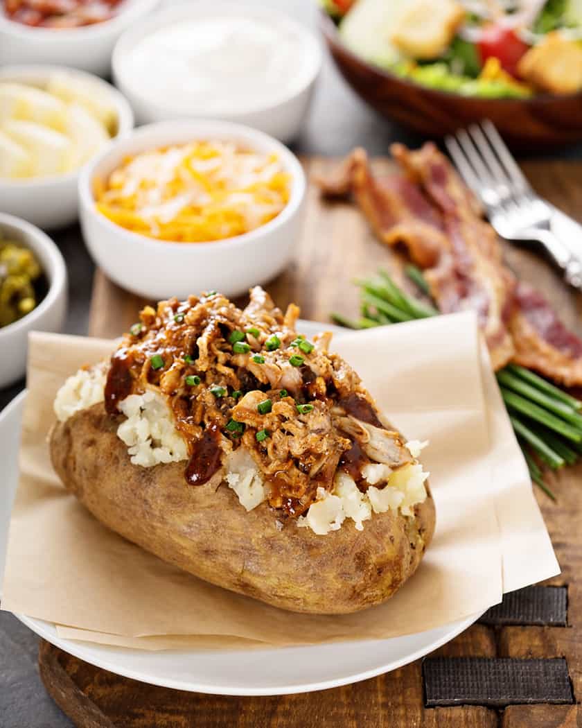 Pollo al barbecue ripieno di patate al forno con erba cipollina