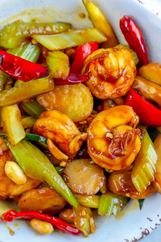 gamberetti di kung pao in una foto bianca della ciotola