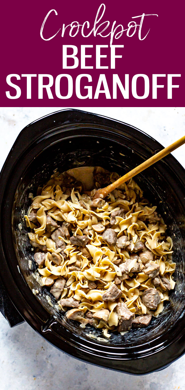 Questa Stroganoff Crock Pot Beef è una deliziosa e deliziosa idea per un pasto fatto in casa, realizzata in una pentola a cottura lenta con panna acida e stufato di manzo, una deliziosa interpretazione della classica ricetta Stroganoff! #slowcooker #crockpot #beefstroganoff