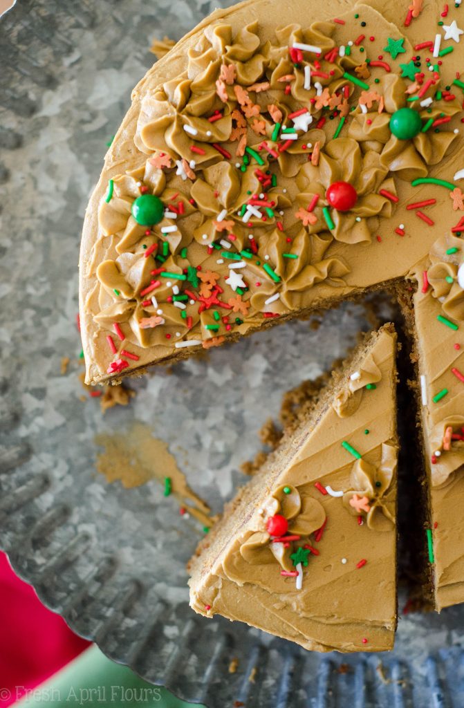 Torta di pan di zenzero con crema di burro di melassa: una torta dolce e speziata piena di tutti i tuoi gusti preferiti di pan di zenzero e condita con un audace crema di burro di melassa cremosa. 