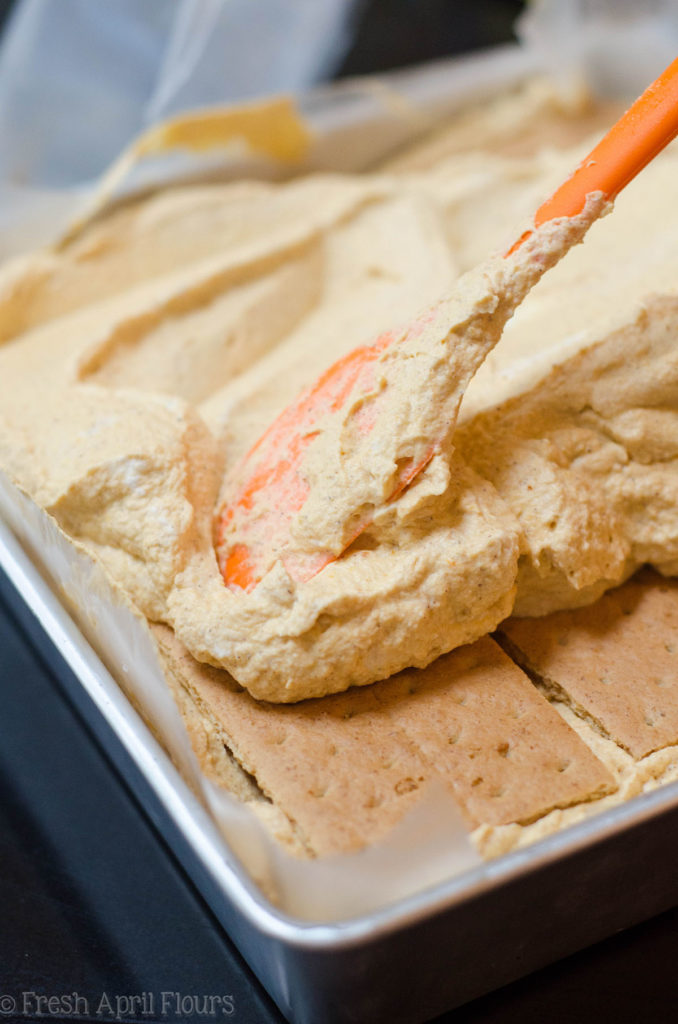 Non cuocere la torta di zucca con ghiaccio: strati di cracker Graham ripieni di panna montata alla zucca. Un regalo facile da preparare per i tuoi incontri autunnali preferiti!