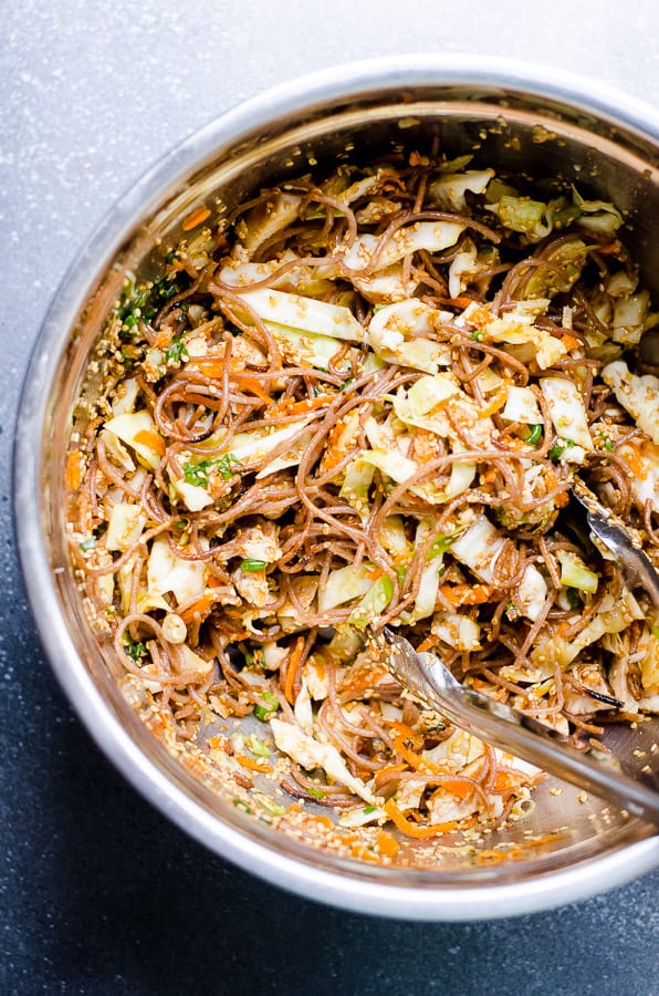 Ricetta sana insalata di ramen con pollo, cavolo, avocado, spaghetti croccanti di grano intero e salsa asiatica fatta in casa. Cibo cinese fatto in casa sano, veloce e gustoso. | .com