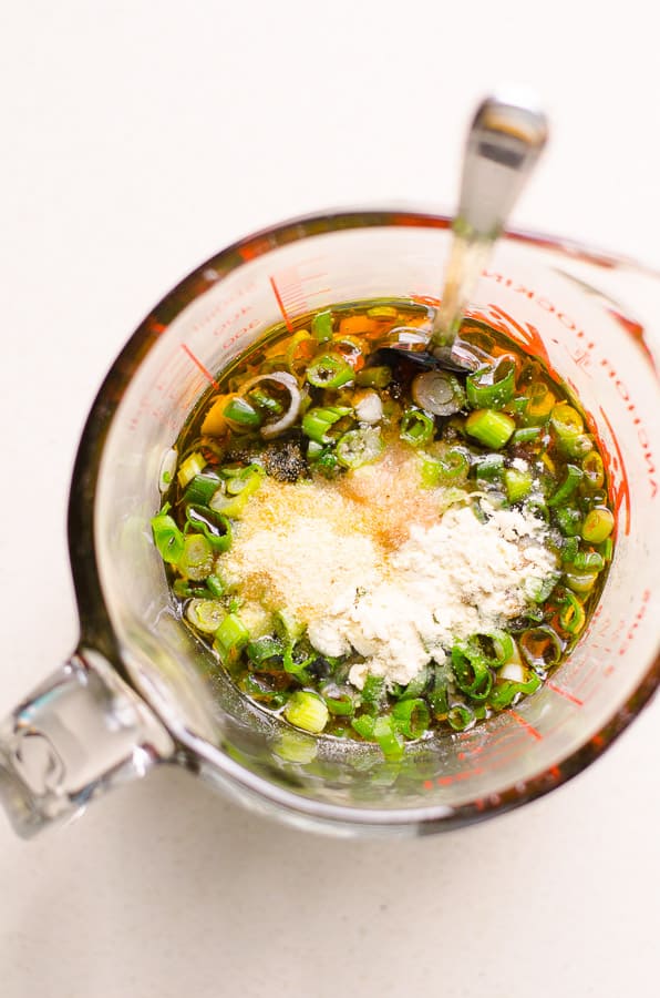 Ricetta sana insalata di ramen con pollo, cavolo, avocado, spaghetti croccanti di grano intero e salsa asiatica fatta in casa. Cibo cinese fatto in casa sano, veloce e gustoso. | .com