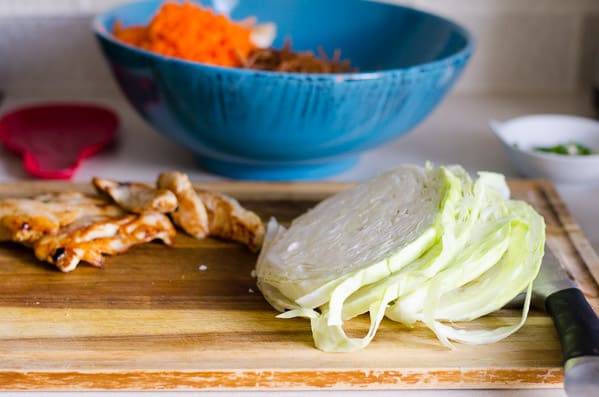 Ricetta sana insalata di ramen con pollo, cavolo, avocado, spaghetti croccanti di grano intero e salsa asiatica fatta in casa. Cibo cinese fatto in casa sano, veloce e gustoso. | .com