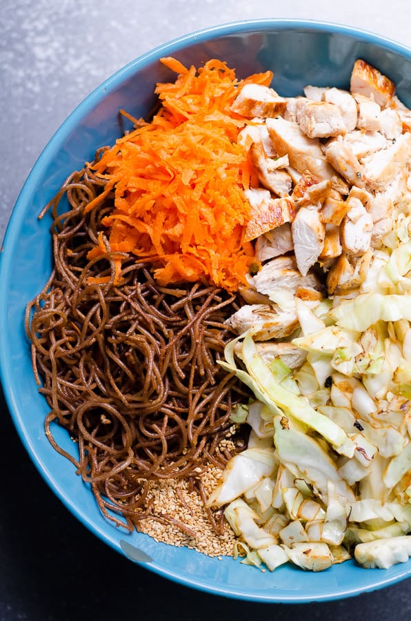 Ricetta sana insalata di ramen con pollo, cavolo, avocado, spaghetti croccanti di grano intero e salsa asiatica fatta in casa. Cibo cinese fatto in casa sano, veloce e gustoso. | .com