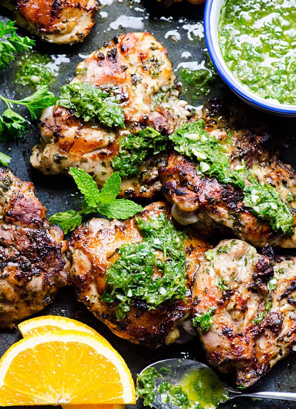 Pollo Chimichurri grigliato e servito con salsa Chimichurri