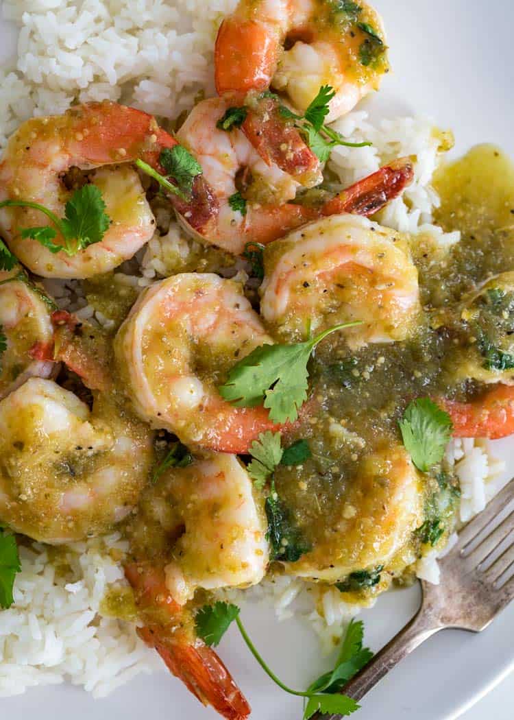 Colpo sopraelevato del gambero di salsa verde su riso bianco