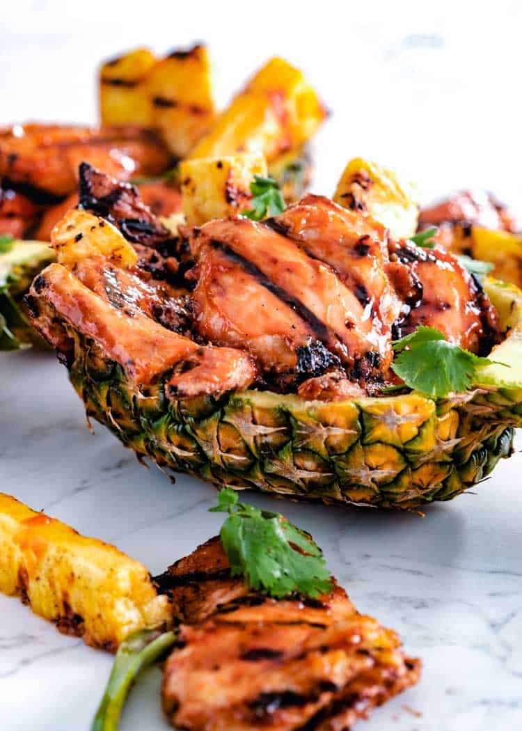 Close up di hawaiano Huli Huli pollo in ciotola di ananas