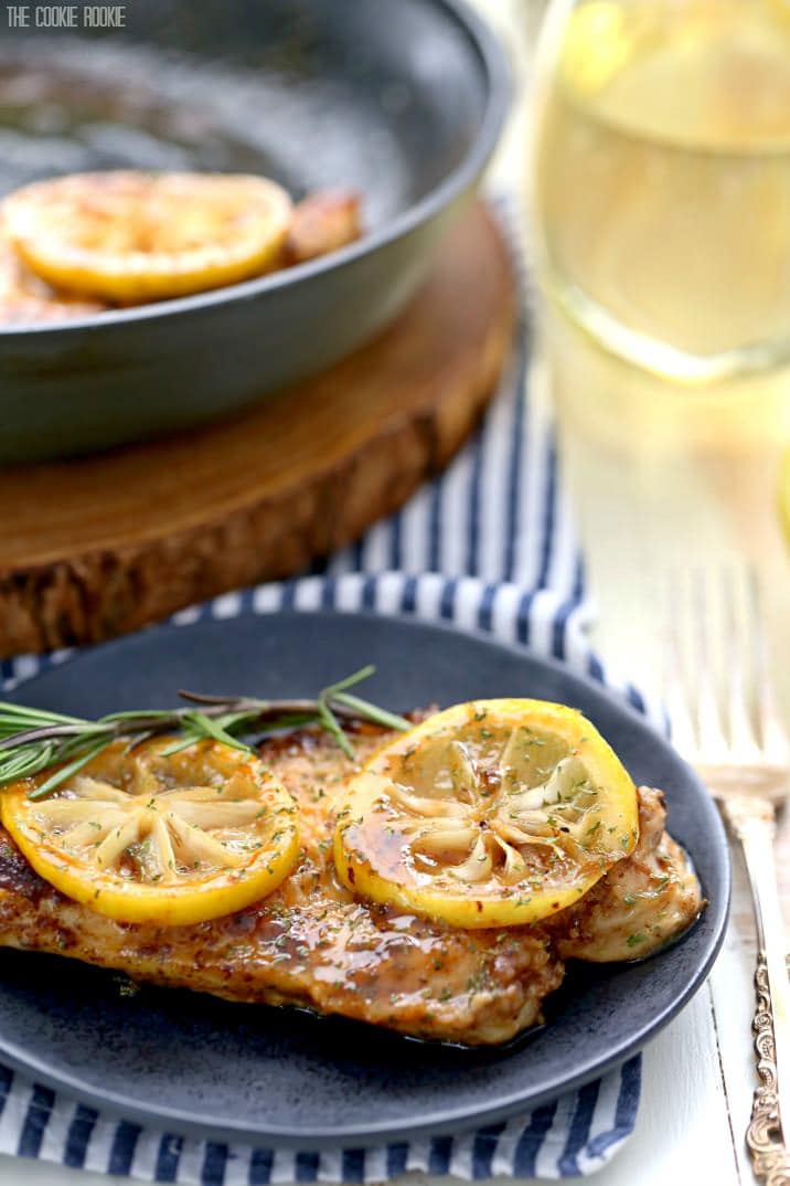 Easy Skillet Lemon Chicken con vino bianco, la nostra cena preferita in una sola pentola per ogni occasione! Così delizioso e fatto in meno di 30 minuti!