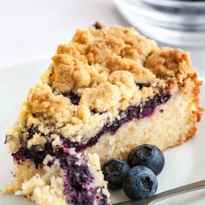 Torta per la colazione ai mirtilli con topping di crumble