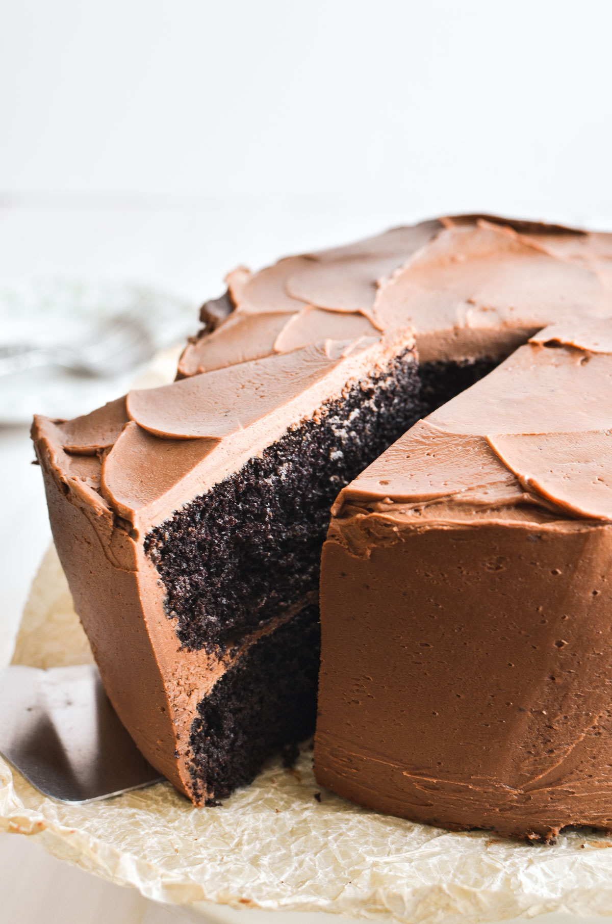Prendendo una fetta di torta al cioccolato Ina Garten