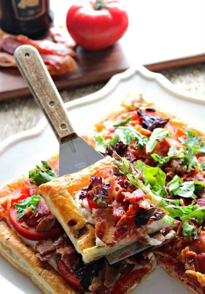 Immagine verticale della torta di pasta sfoglia BLT - Kudos Kitchen di Renee