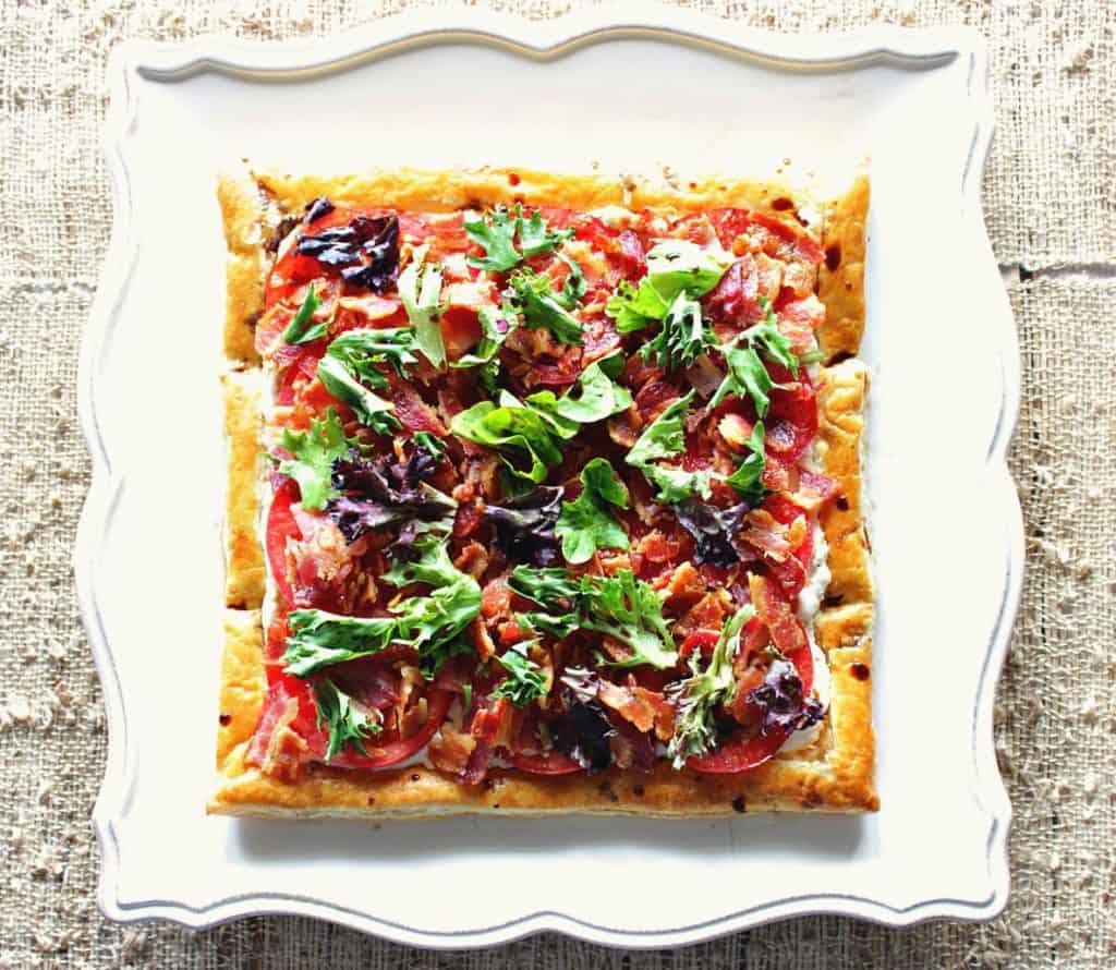 Sopra l'immagine della crostata di pasta sfoglia BLT