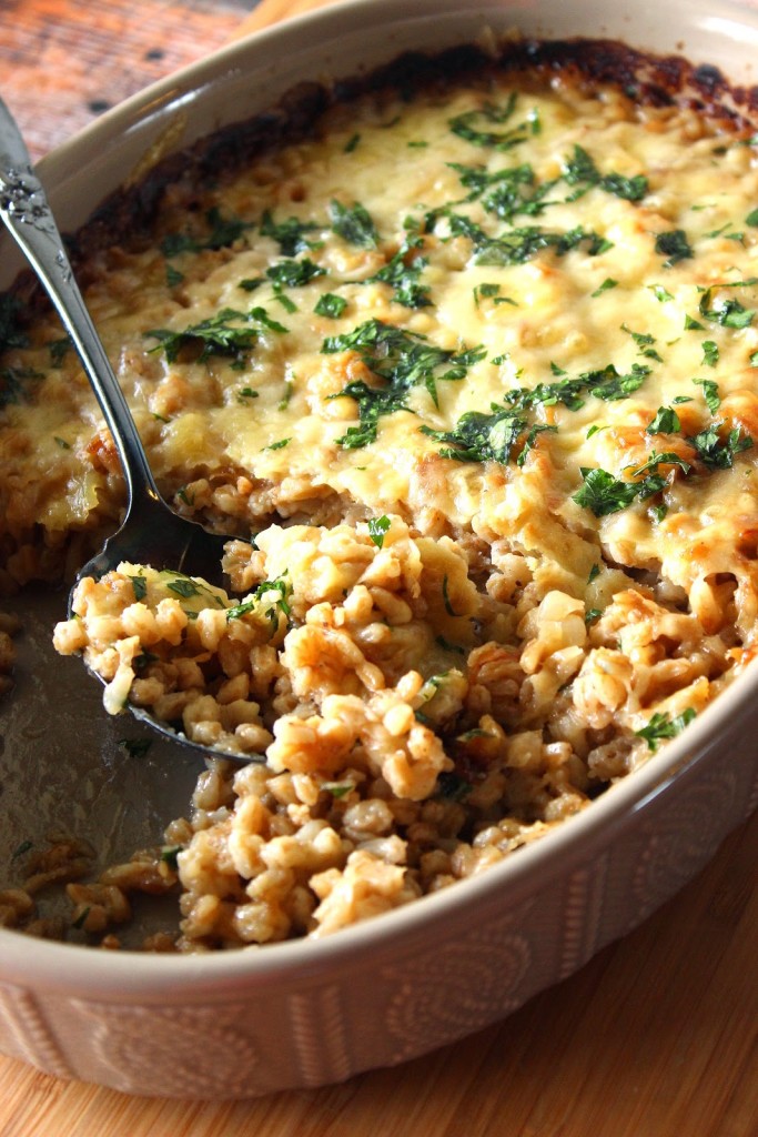 La casseruola di farro e cipolle è un alimento delizioso e ricco.