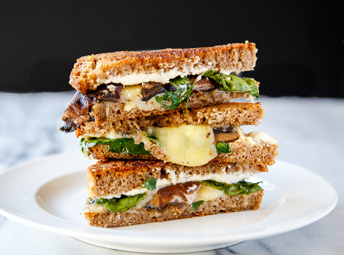 Formaggio grigliato ai funghi