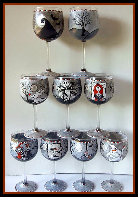 Set di 8 incubi prima di Natale, bicchieri da vino dipinti / www.kudoskitchenbyrenee.com
