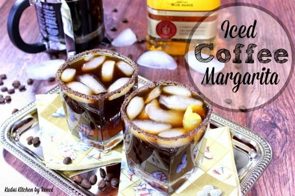 Scatto leggermente sopra due bicchieri da cocktail con un bordo di zucchero e margarita di caffè ghiacciato. 