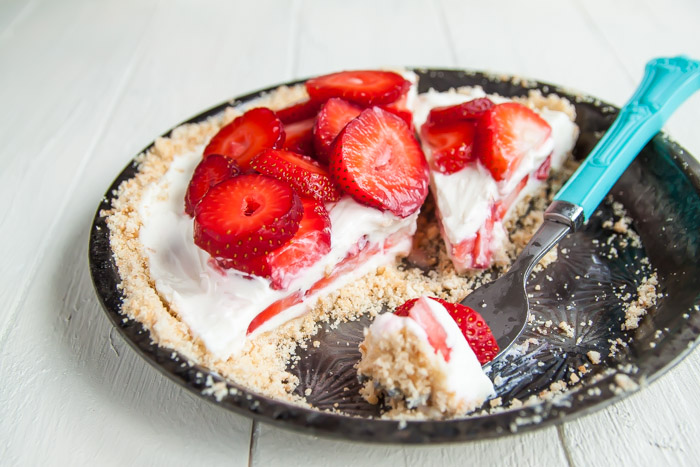 Torta Di Yogurt E Fragole | dessertfortwo.com