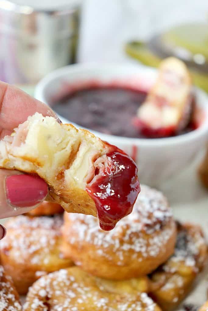Primo boccone di involtini di frittata di Monte Cristo imbevuti di salsa di lamponi. Riepilogo della ricetta del Ringraziamento e antipasto autunnale.