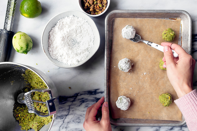 Torte da tè russe (biscotti a palle di neve) realizzate con matcha e lime