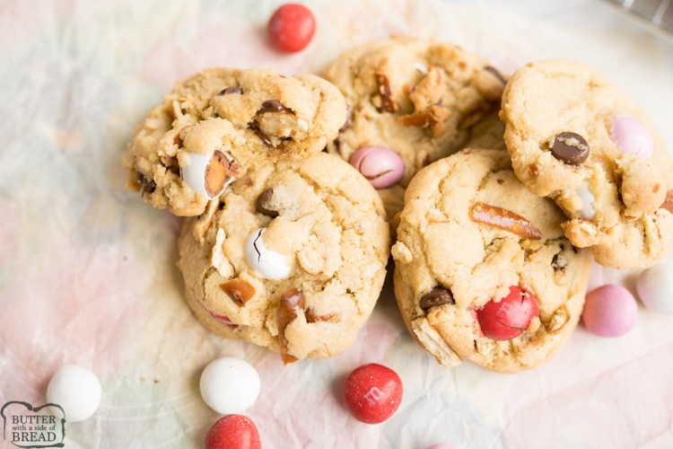 I biscotti al cioccolato con ciambellina salata e caramello sono il massimo della combinazione salata! Ciambelline salate schiacciate, caramello M & M e gocce di cioccolato semi-dolce, il tutto annidato in un impasto per biscotti imburrato. Perfetta variazione su una classica ricetta di biscotti al cioccolato!