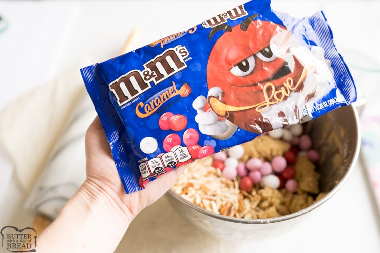 I biscotti al cioccolato con ciambellina salata e caramello sono il massimo della combinazione salata! Ciambelline salate schiacciate, caramello M & M e gocce di cioccolato semi-dolce, il tutto annidato in un impasto per biscotti imburrato. Perfetta variazione su una classica ricetta di biscotti al cioccolato!