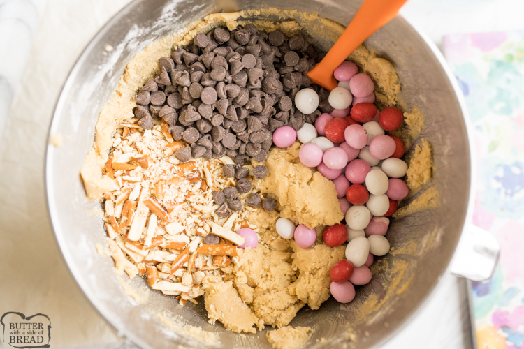 m & m di caramello, gocce di cioccolato e salatini tritati in pasta biscottata.