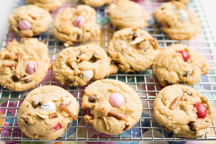 I biscotti al cioccolato con ciambellina salata e caramello sono il massimo della combinazione salata! Ciambelline salate schiacciate, caramello M & M e gocce di cioccolato semi-dolce, il tutto annidato in un impasto per biscotti imburrato. Perfetta variazione su una classica ricetta di biscotti al cioccolato!