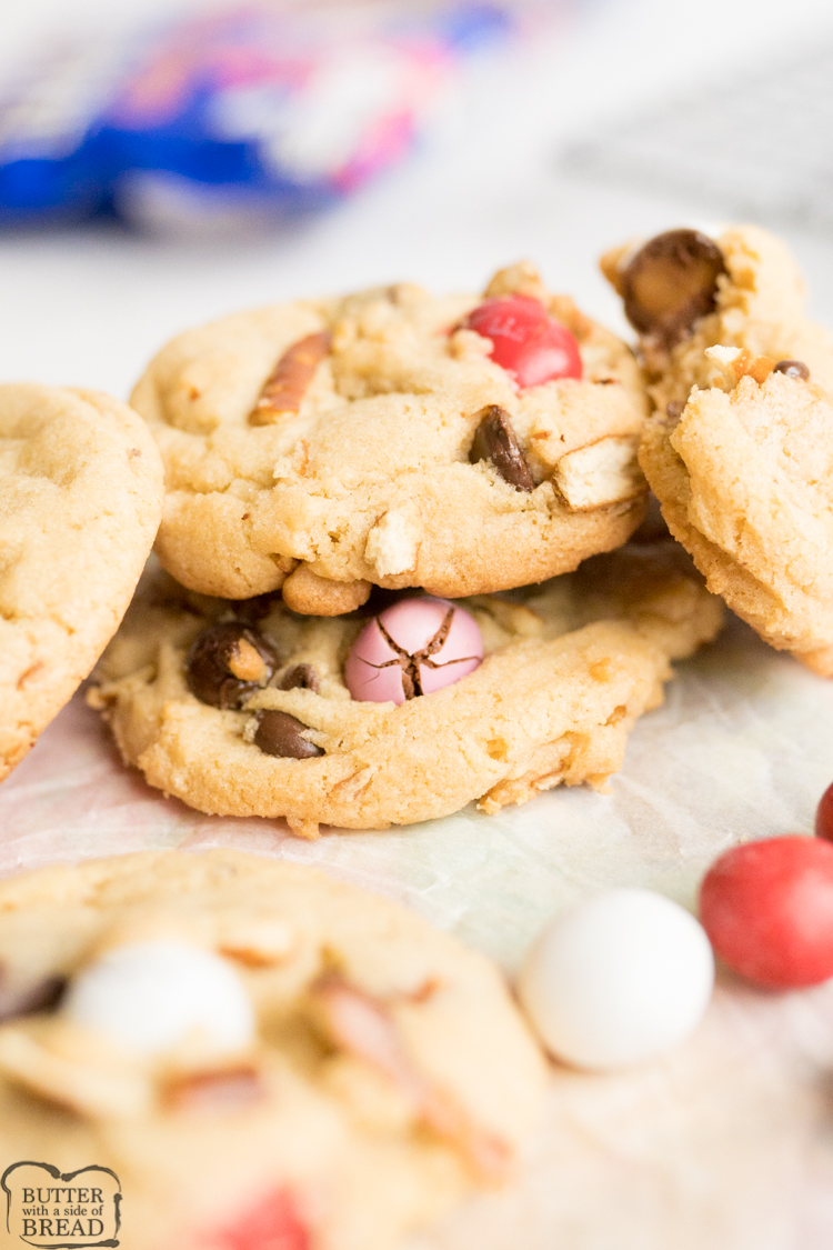 I biscotti al cioccolato con ciambellina salata e caramello sono il massimo della combinazione salata! Ciambelline salate schiacciate, caramello M & M e gocce di cioccolato semi-dolce, il tutto annidato in un impasto per biscotti imburrato. Perfetta variazione su una classica ricetta di biscotti al cioccolato!