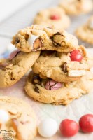 I biscotti al cioccolato con ciambellina salata e caramello sono il massimo della combinazione salata! Ciambelline salate schiacciate, caramello M & M e gocce di cioccolato semi-dolce, il tutto annidato in un impasto per biscotti imburrato. Perfetta variazione su una classica ricetta di biscotti al cioccolato!
