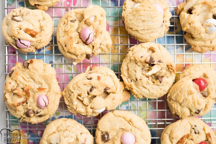I biscotti al cioccolato con ciambellina salata e caramello sono il massimo della combinazione salata! Ciambelline salate schiacciate, caramello M & M e gocce di cioccolato semi-dolce, il tutto annidato in un impasto per biscotti imburrato. Perfetta variazione su una classica ricetta di biscotti al cioccolato!