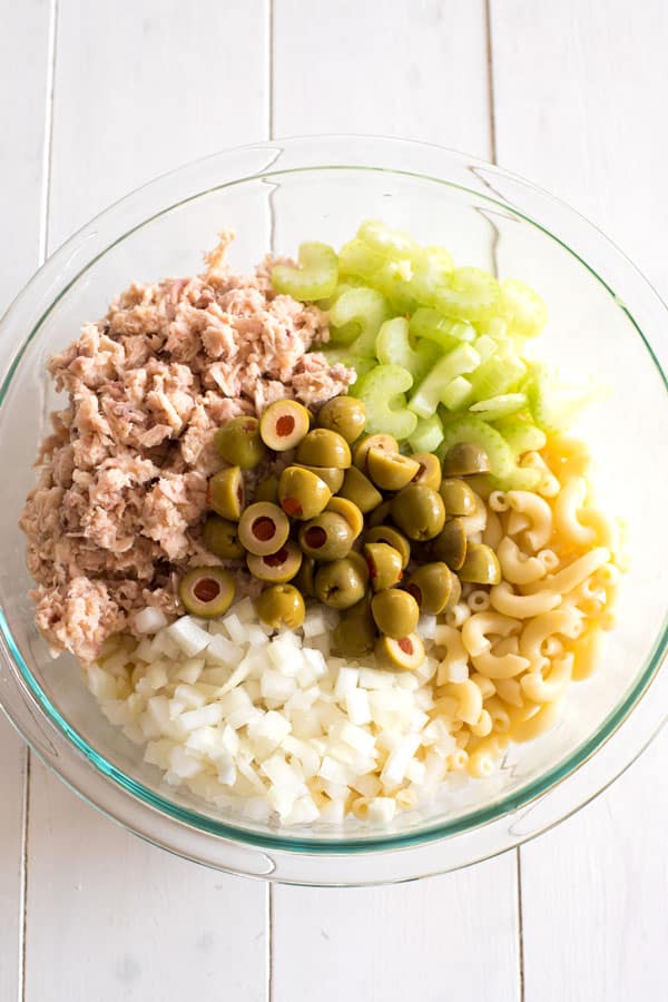 La migliore insalata di pasta fredda al tonno! Questa insalata cremosa di maccheroni e maionese è ottima per un pasto informale o per aggiungere piselli per un pasto completo!
