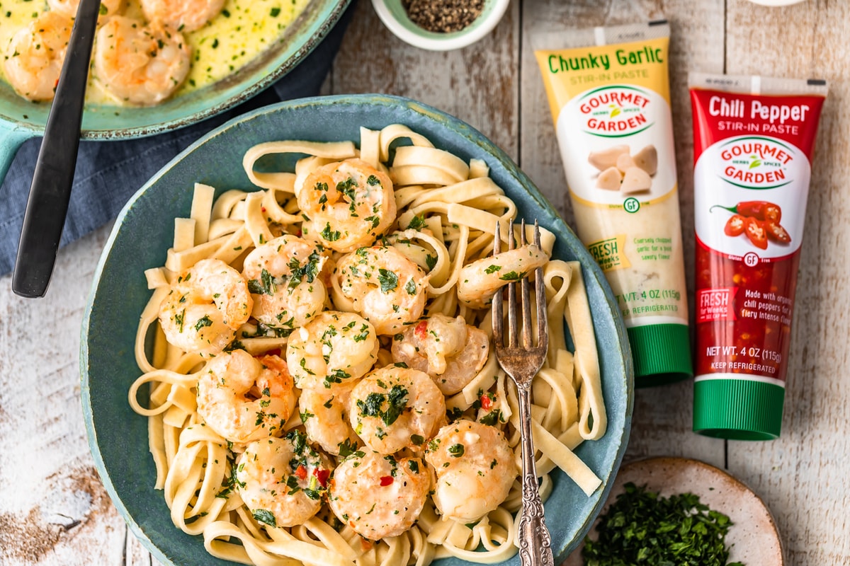 camarones picantes al ajillo en salsa de crema sobre fettuccini