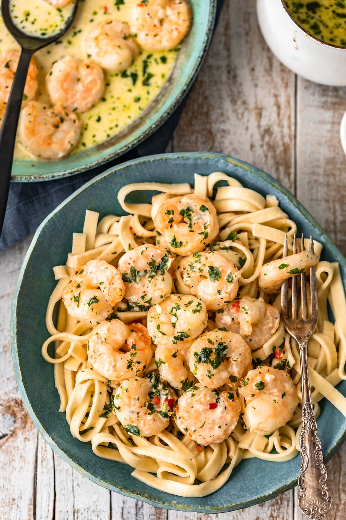 camarones cremosos de ajo sobre fideos