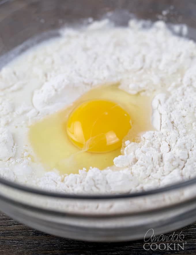 Dopo aver sbattuto nel latte, mescola le uova.