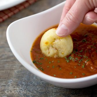 Chi non ama la pizza? Soprattutto nelle porzioni di dimensioni ridotte, sappiamo tutti che tutto è meglio in forma di miniatura. Questi bignè sono veloci, facili e deliziosi!