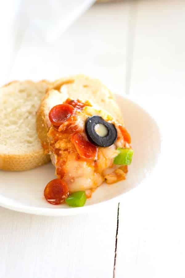Ricetta facile per salsa per pizza con crema di formaggio e peperoni. Un antipasto preferito del Super Bowl!