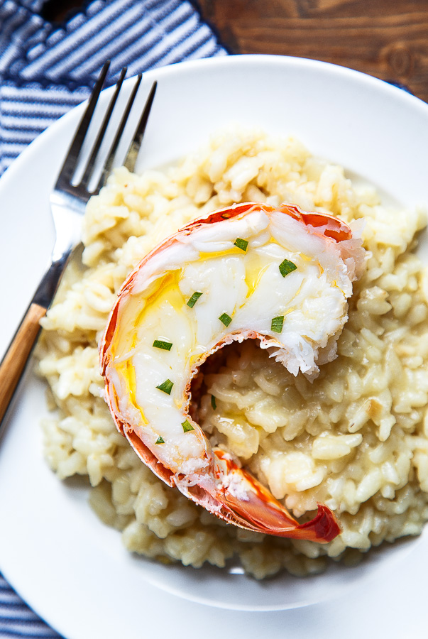Coda di aragosta sopra riso risotto al burro marrone