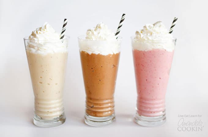 Oggi portiamo questa tendenza deliziosamente salutare a un passo in avanti e prepariamo tre deliziosi frullati Nice Cream dai sapori classici: fragola, vaniglia e cioccolato.