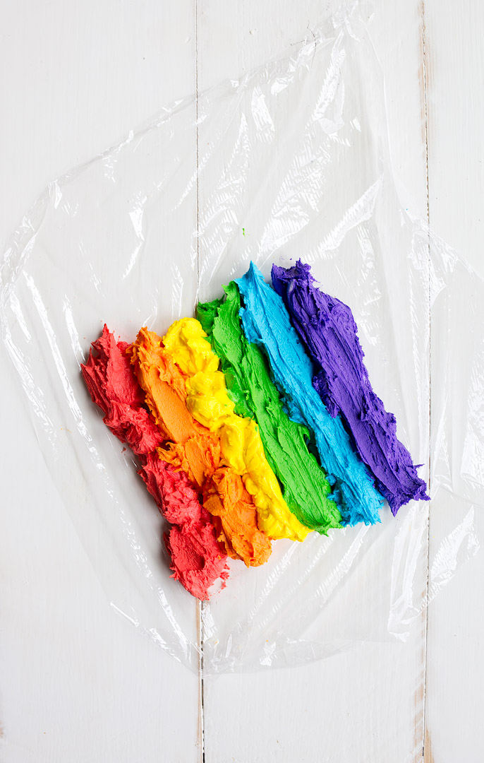 Biscotti arcobaleno con glassa di crema al burro arcobaleno e una base di glassa bianca reale