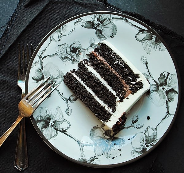 Torta di velluto nero su una piastra laterale di Michael Aram