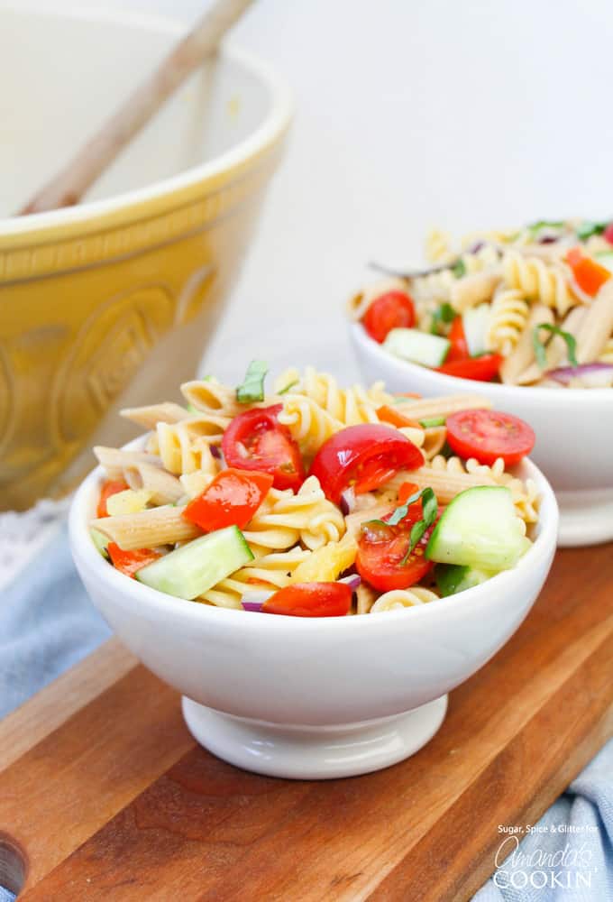 Questa insalata di pasta arcobaleno non è solo carina, è anche deliziosa!