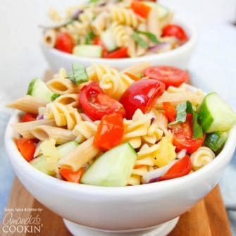Questa insalata di pasta arcobaleno non è solo carina, è anche deliziosa. Con un dolce tocco di ananas e una generosa quantità di verdure, avrai bisogno di secondi!