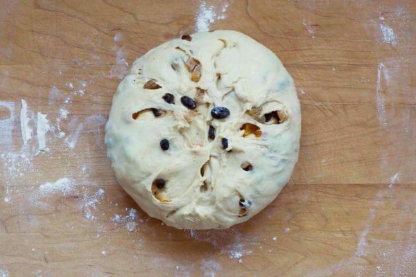 Panettone con rum candito imbevuto di frutta a forma di palla.