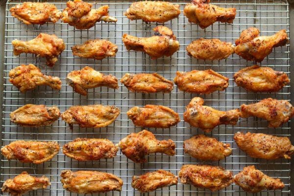 Ali di pollo croccanti su una griglia