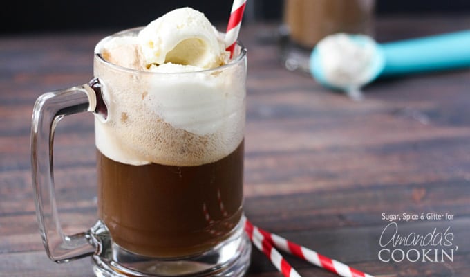 Hai sempre amato i carri allegorici da radice, quindi un cocktail di birra alla radice sembra il perfetto drink per adulti in estate. Prepara questa deliziosa bevanda mista!