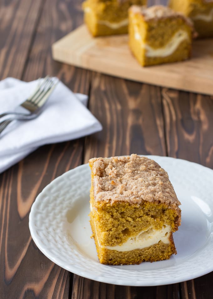 Torta al caffè di zucca a strati con crema di formaggio e salsa streusel!
