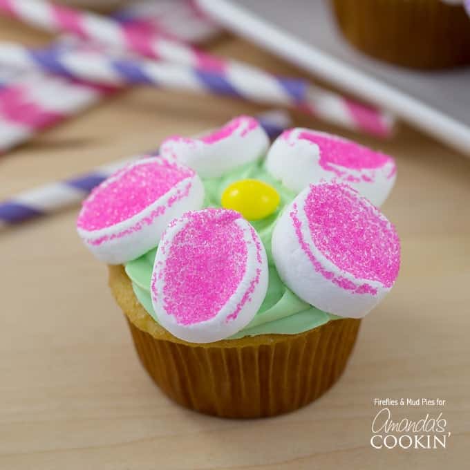 Questi bellissimi cupcakes a fiori sono realizzati con marshmallow e zucchero a velo. Puoi preparare cupcakes ai fiori di marshmallow con un mix di torte o da zero!