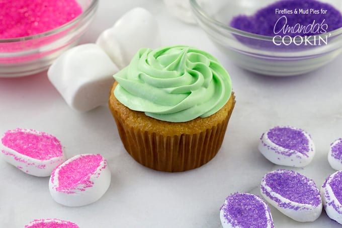 Questi bellissimi cupcakes a fiori sono realizzati con marshmallow e zucchero a velo. Puoi preparare cupcakes ai fiori di marshmallow con un mix di torte o da zero!